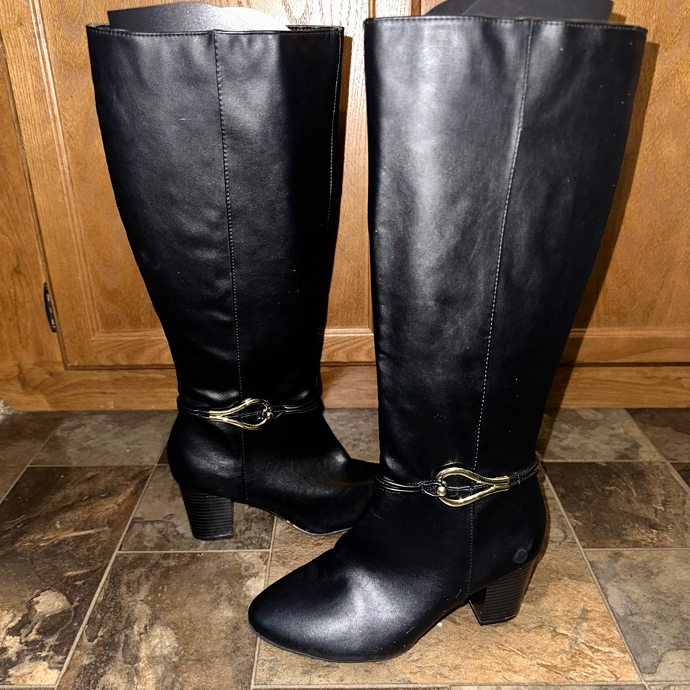Leather zip-up boots, size 9.